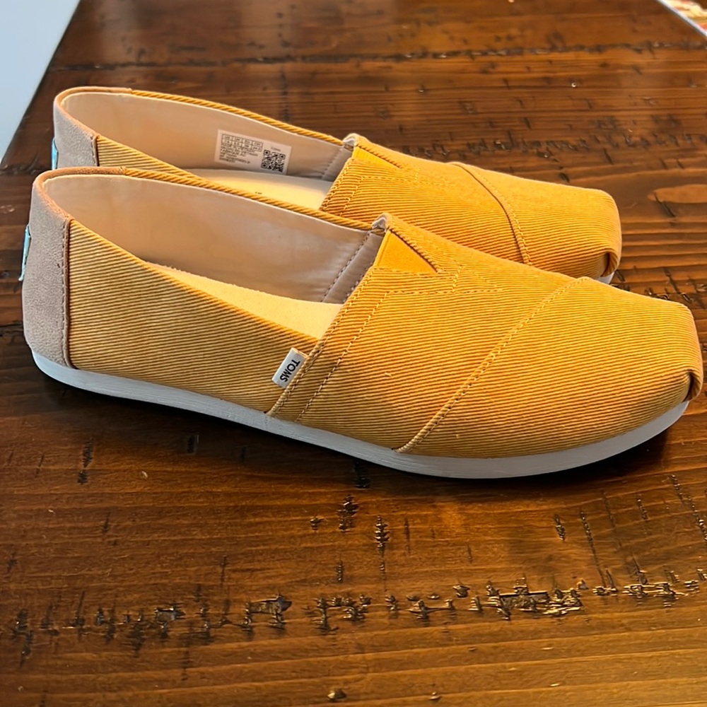 TOMS shoes 7.5 new